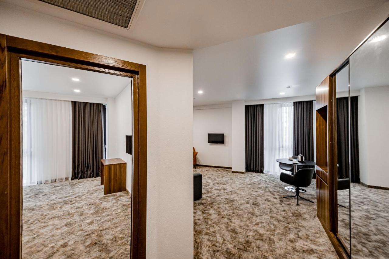 Kutaisi Inn Exterior photo Suite
